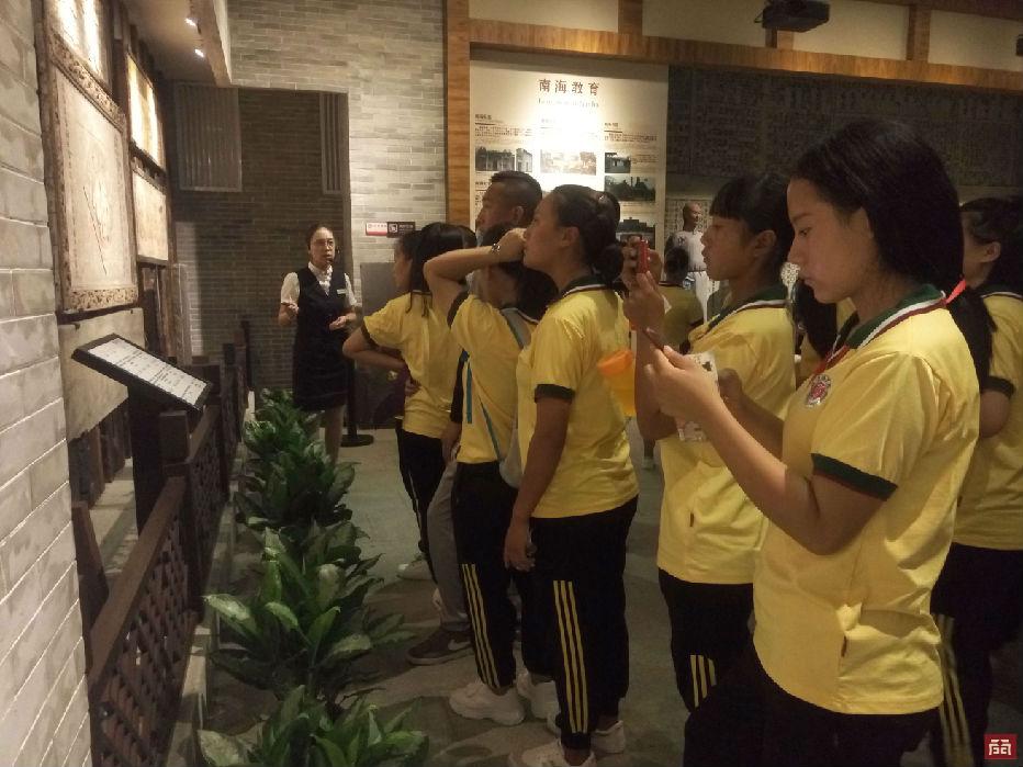 Nanhai health school teachers and students visit nanhai museum